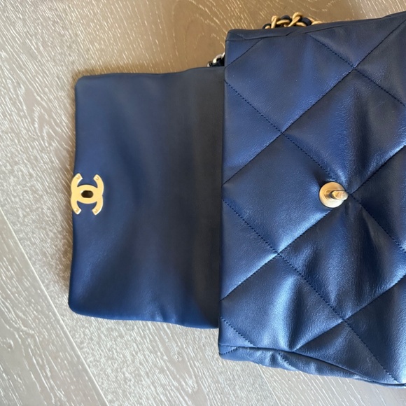 Chanel 19 Large Lambskin Flapbag in Bleu Marine - Picture 10 of 13
